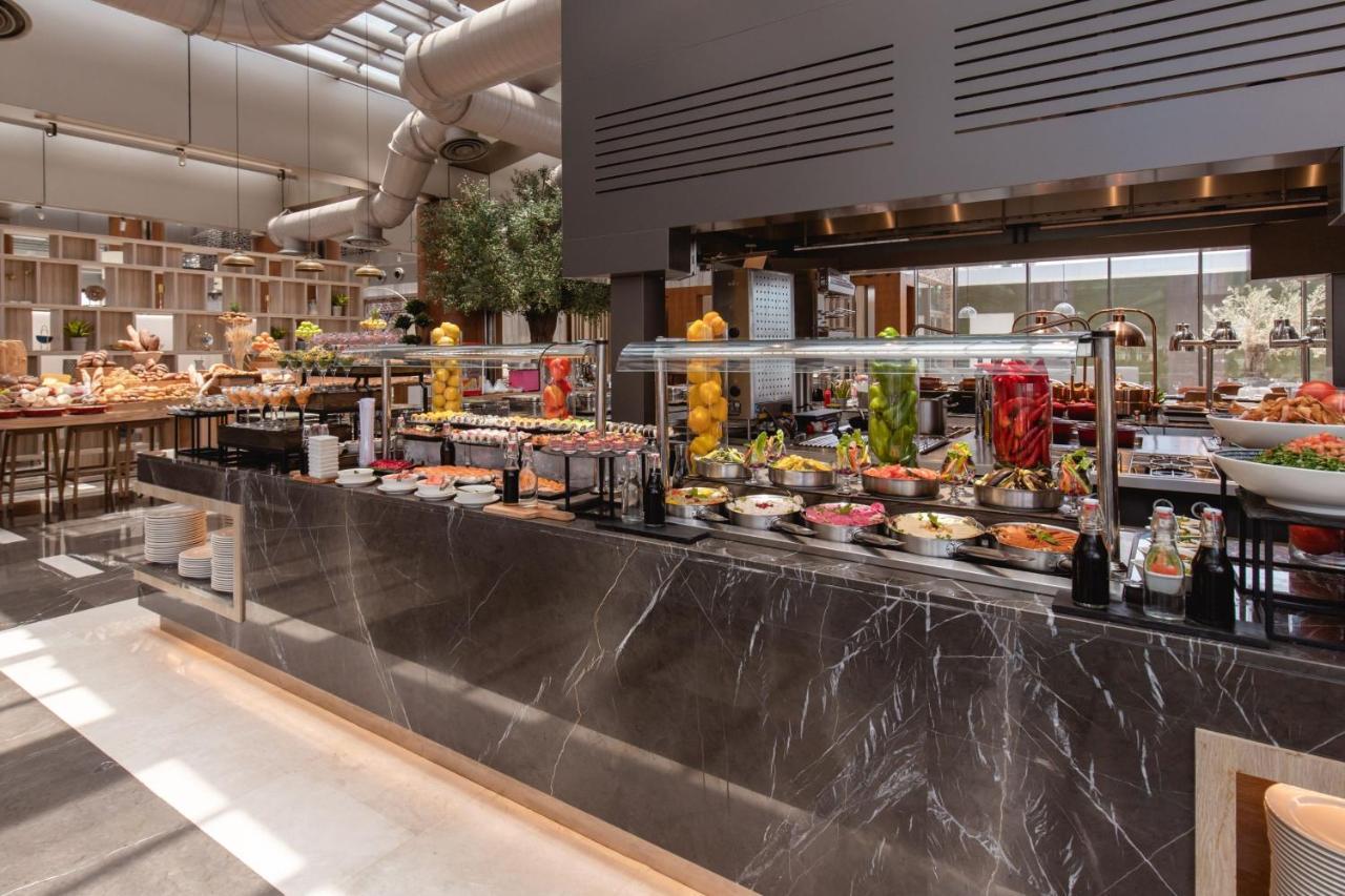 Jeddah Marriott Hotel Madinah Road 外观 照片 The buffet at the hotel