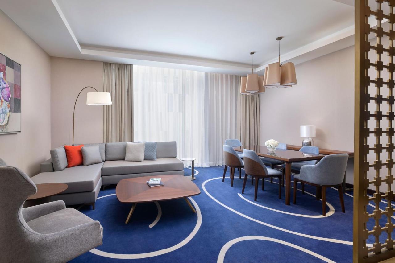 Jeddah Marriott Hotel Madinah Road 外观 照片 A suite at the hotel
