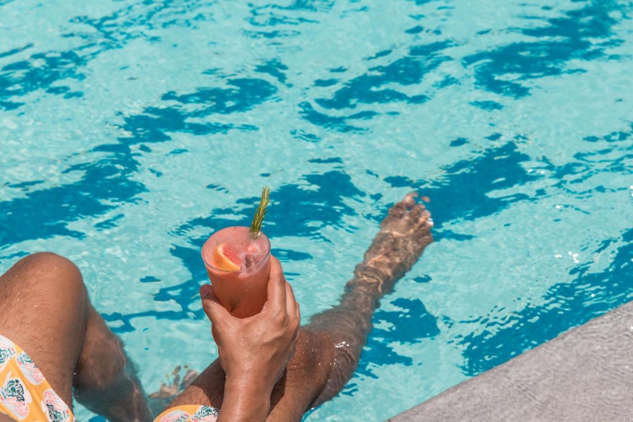 Jeddah Marriott Hotel Madinah Road 外观 照片 A woman holding a cocktail in a swimming pool
