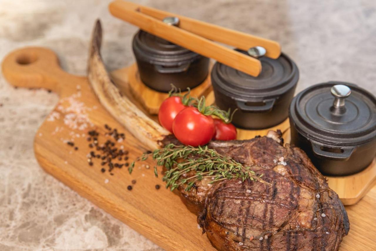 吉达麦地那路万豪酒店 外观 照片 A steak prepared with the dry-aging technique