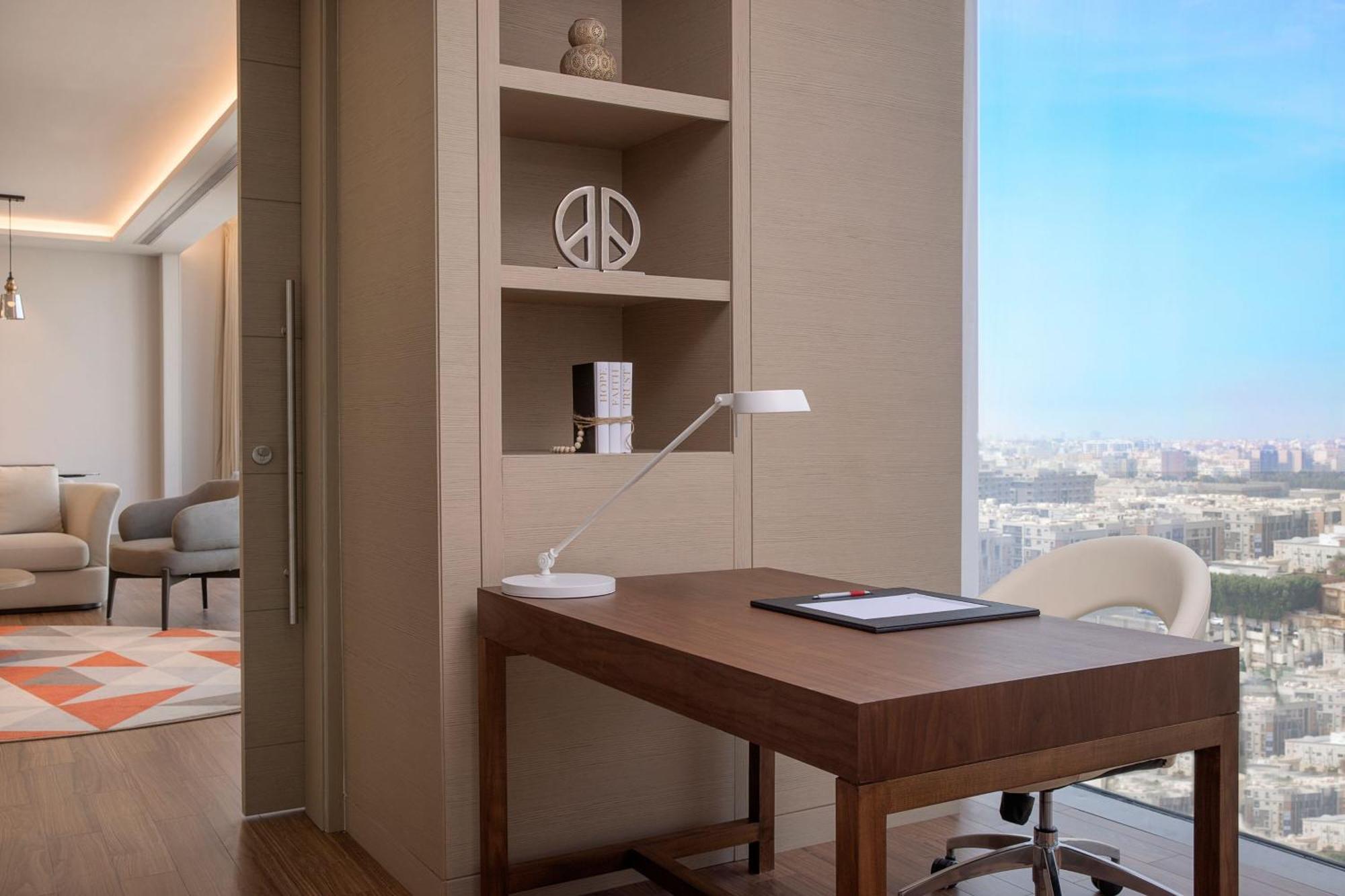 Jeddah Marriott Hotel Madinah Road 外观 照片 A work desk in a hotel room