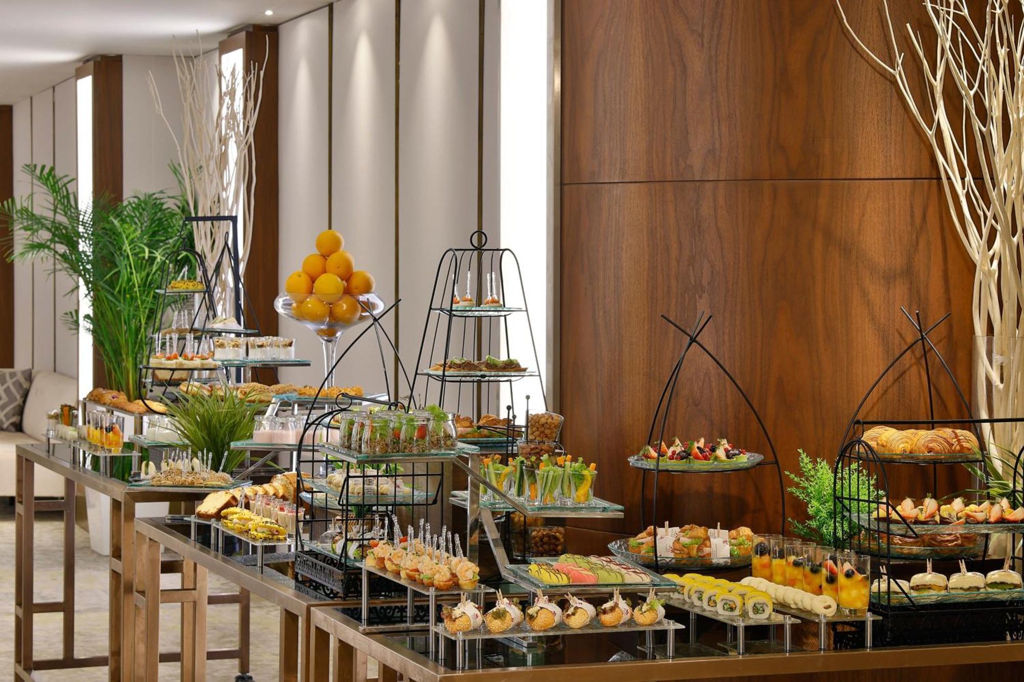 Jeddah Marriott Hotel Madinah Road 外观 照片 A buffet at a hotel