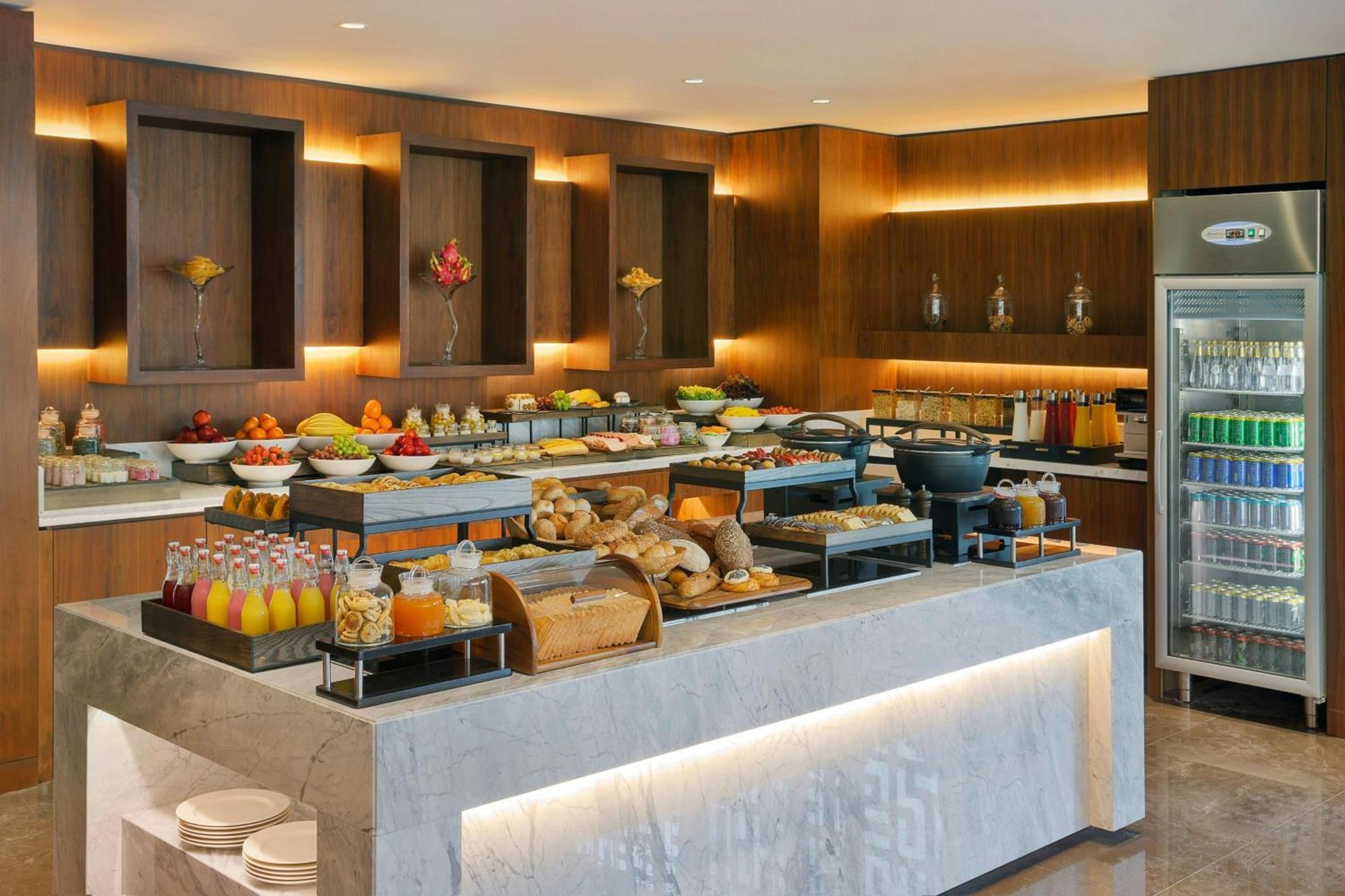 Jeddah Marriott Hotel Madinah Road 外观 照片 A buffet at a hotel